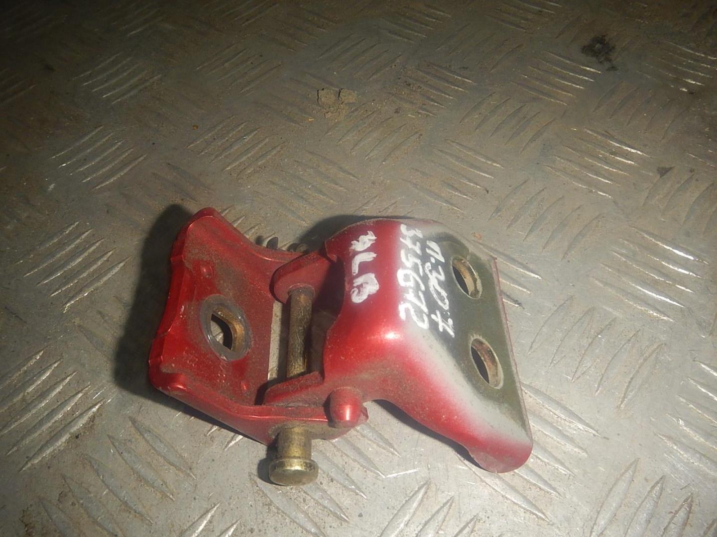 Петля двери задней левой верхняя