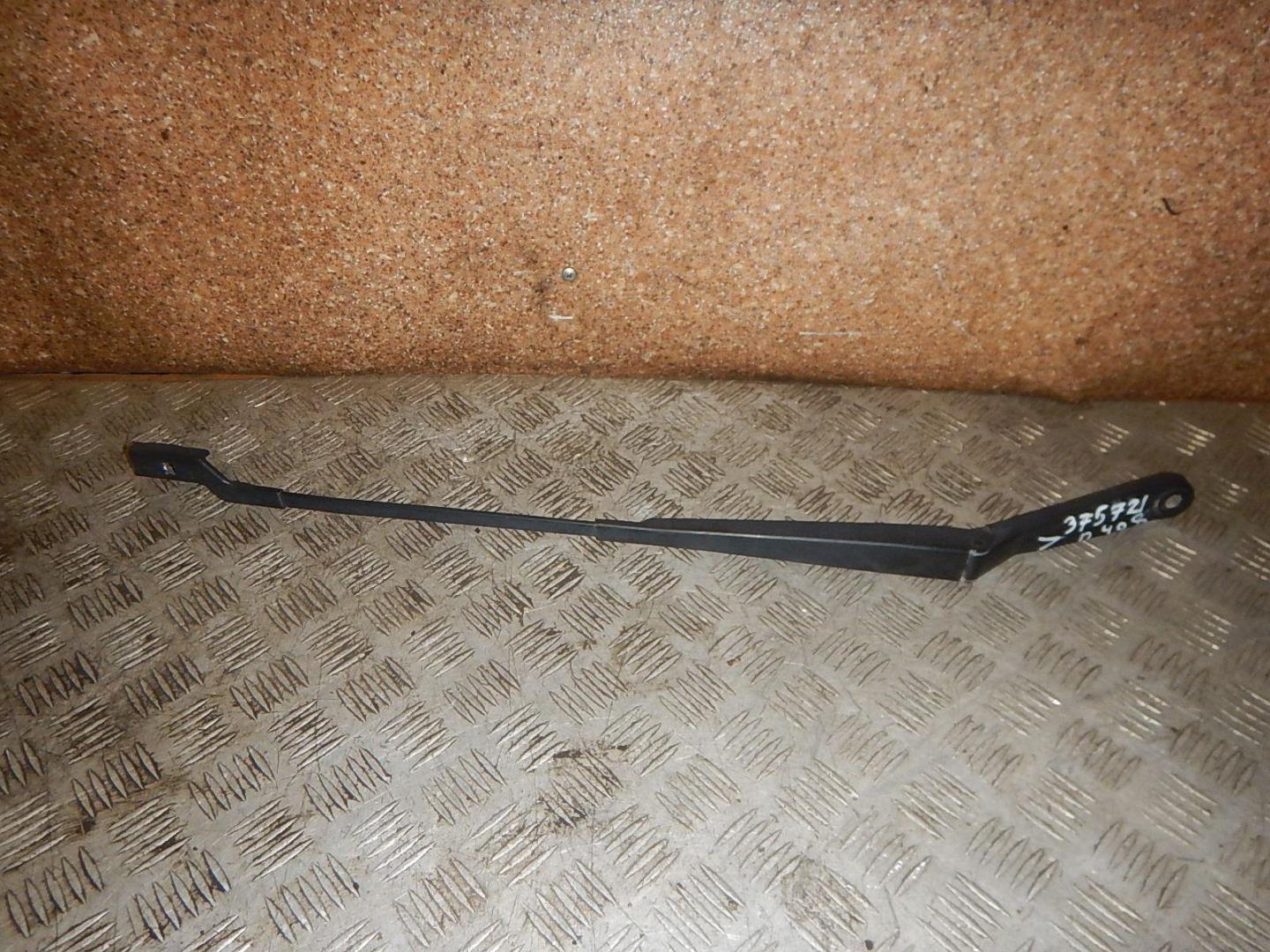 Поводок стеклоочистителя передний левый