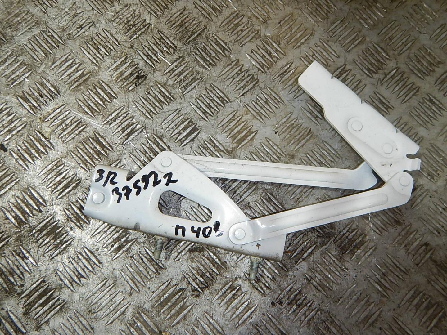 Петля крышки багажника