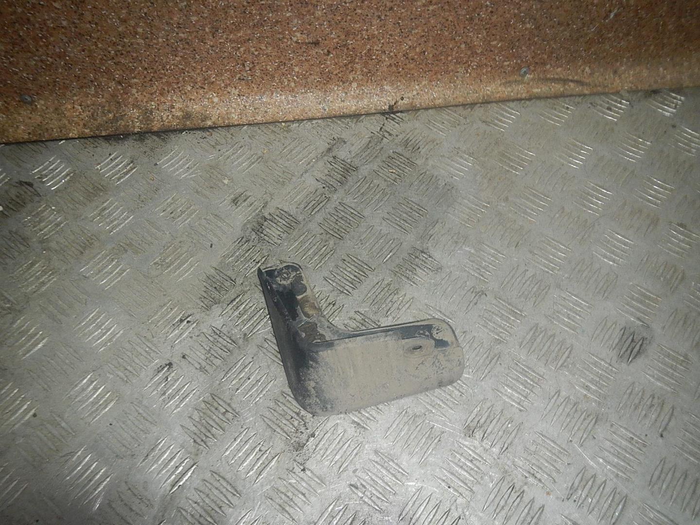 Брызговик задний левый