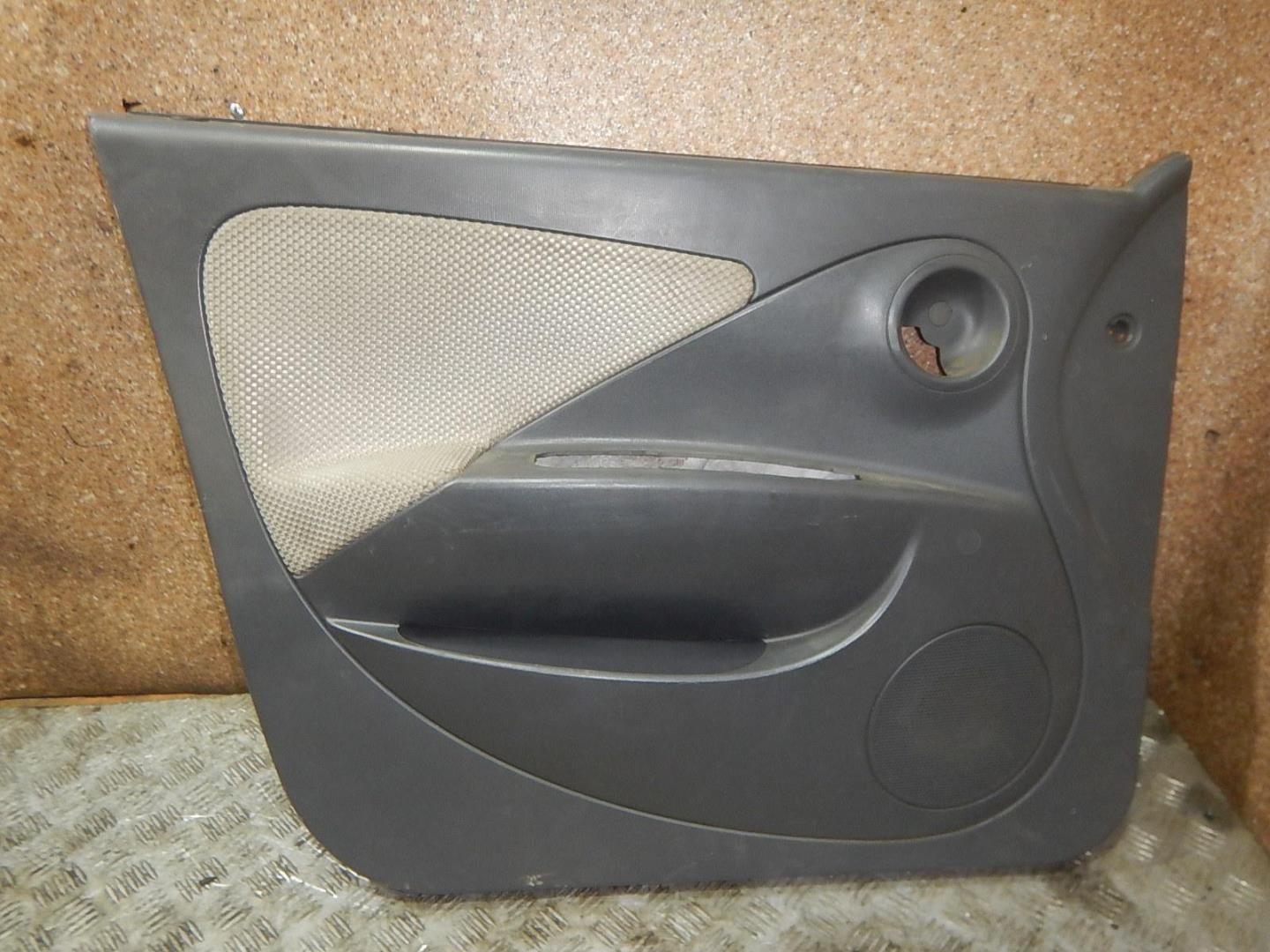 Обшивка двери передней левой