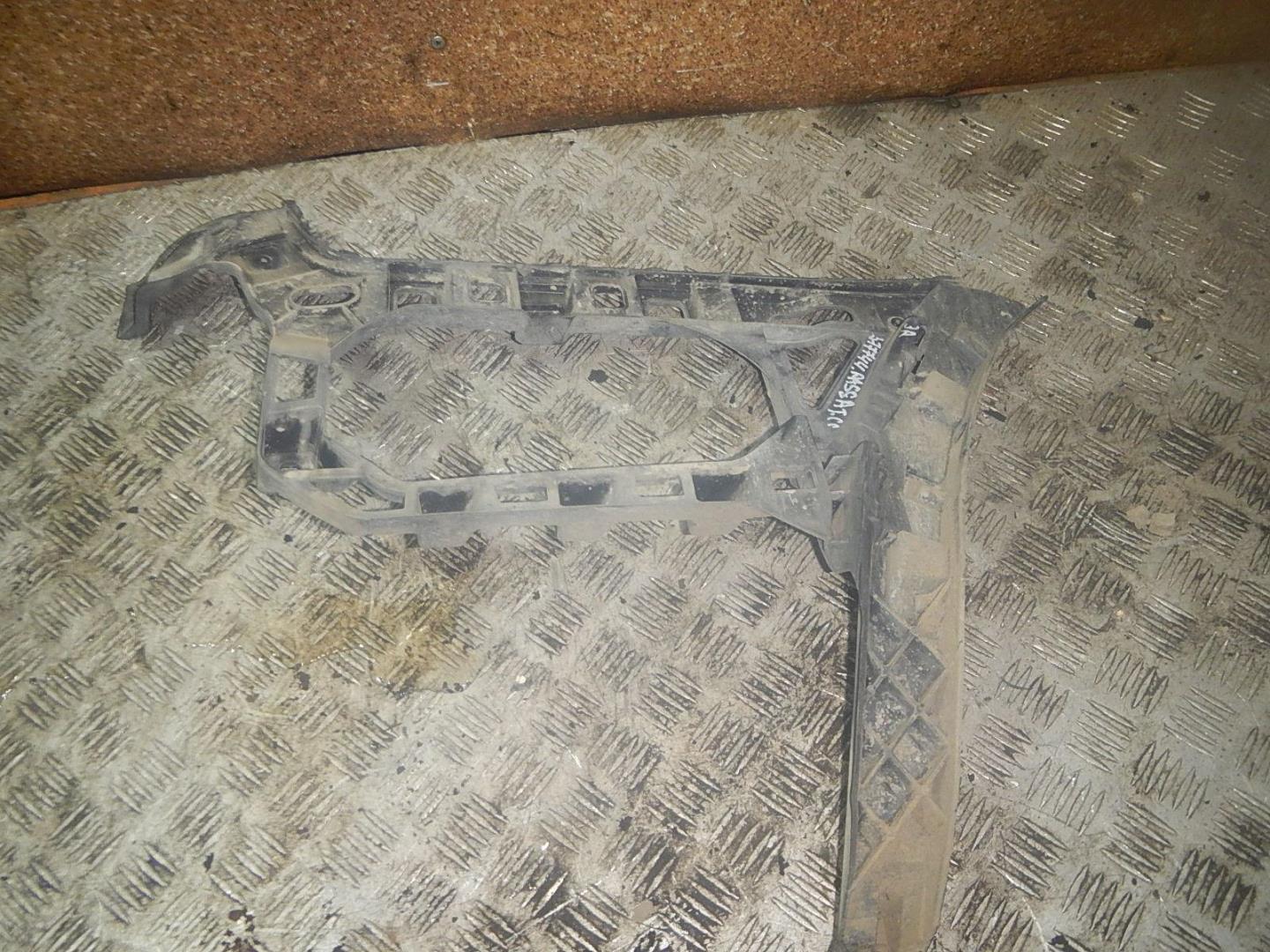 Кронштейн заднего бампера правый