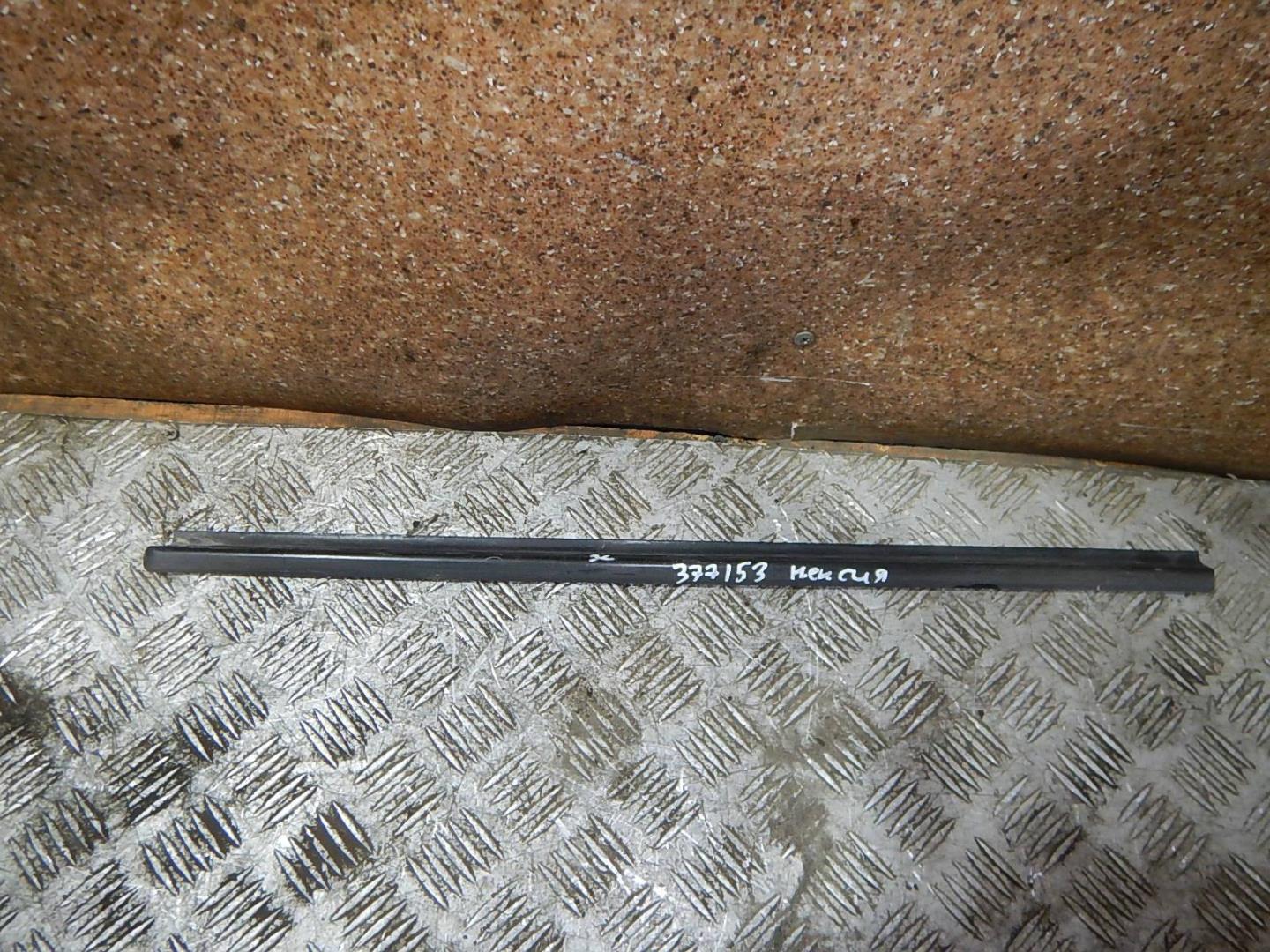 Накладка стекла заднего левого