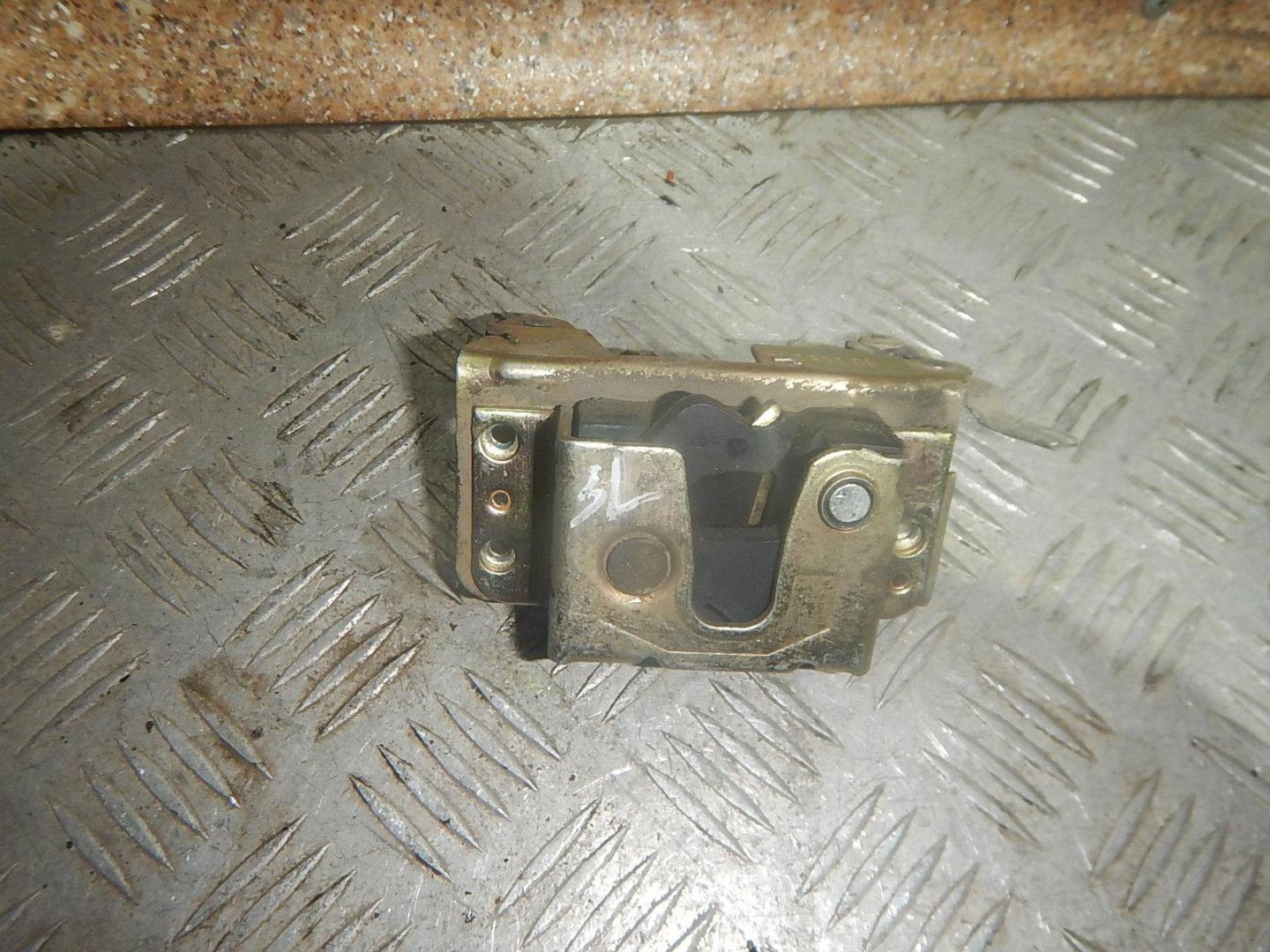 Замок двери задней левой