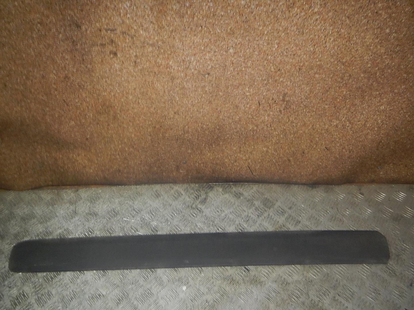 Молдинг передней левой двери