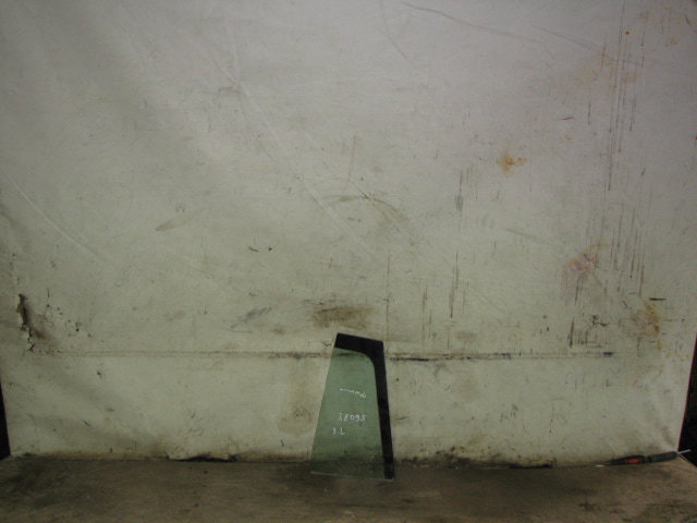 Стекло двери задней левой (форточка)