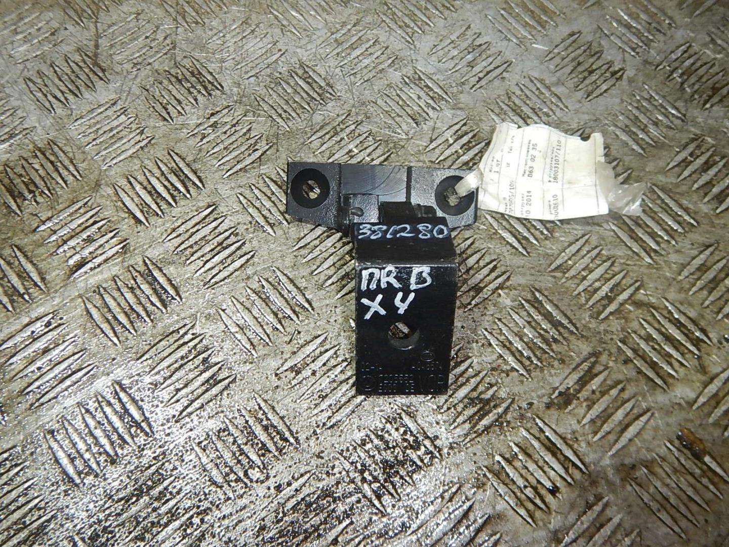 Петля двери передней правой верхняя