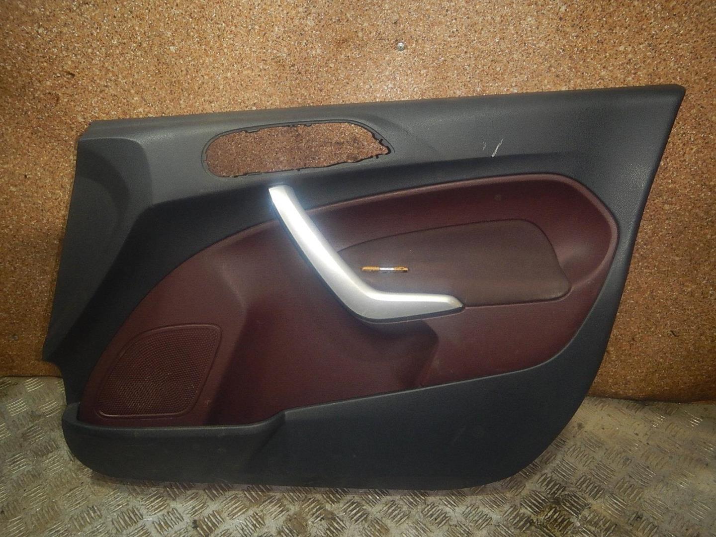 Обшивка двери передней правой