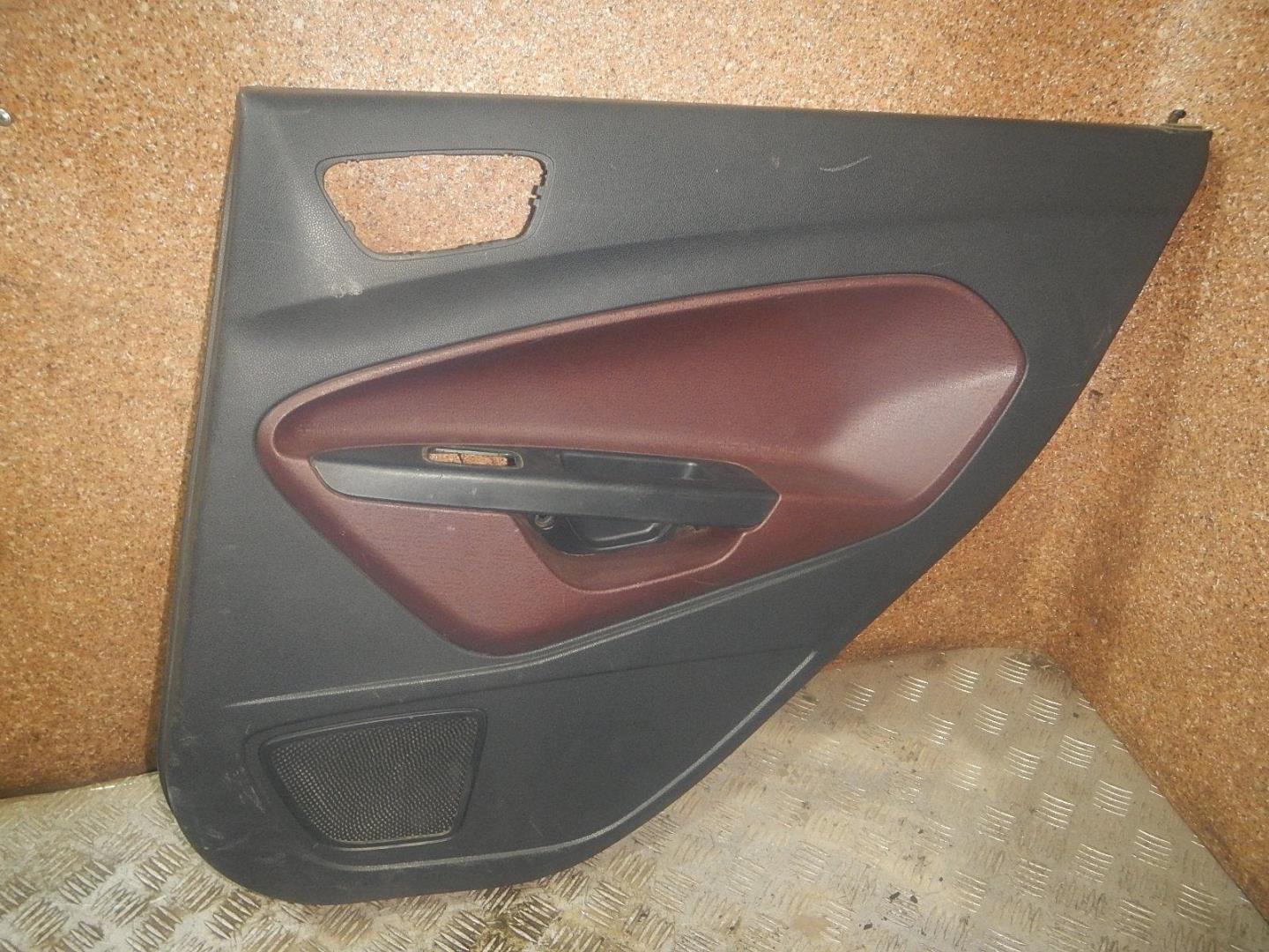 Обшивка двери задней правой