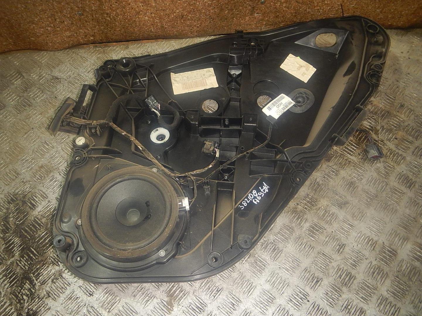 Стеклоподъемник электр. задний правый