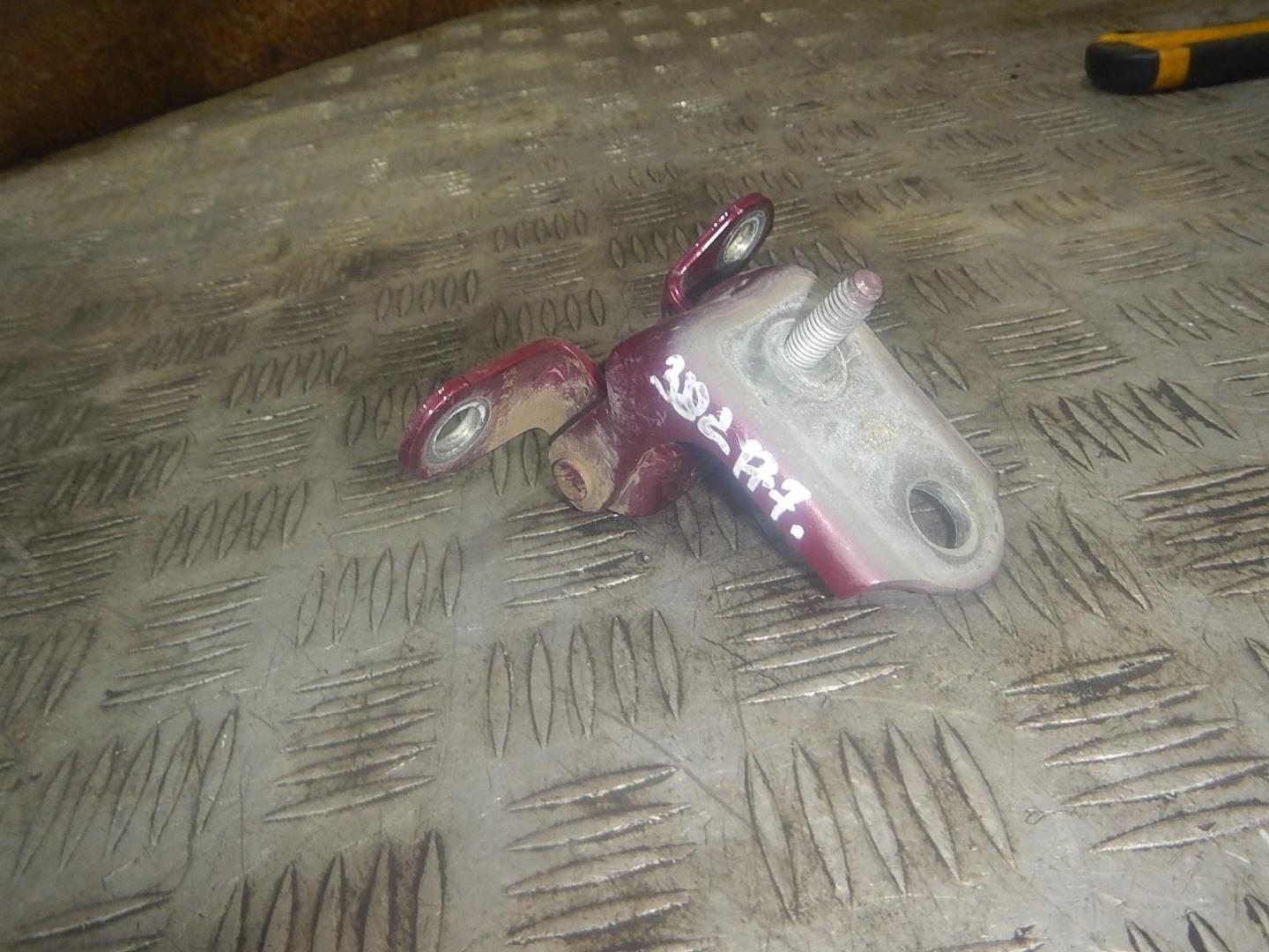 Петля двери задней левой верхняя