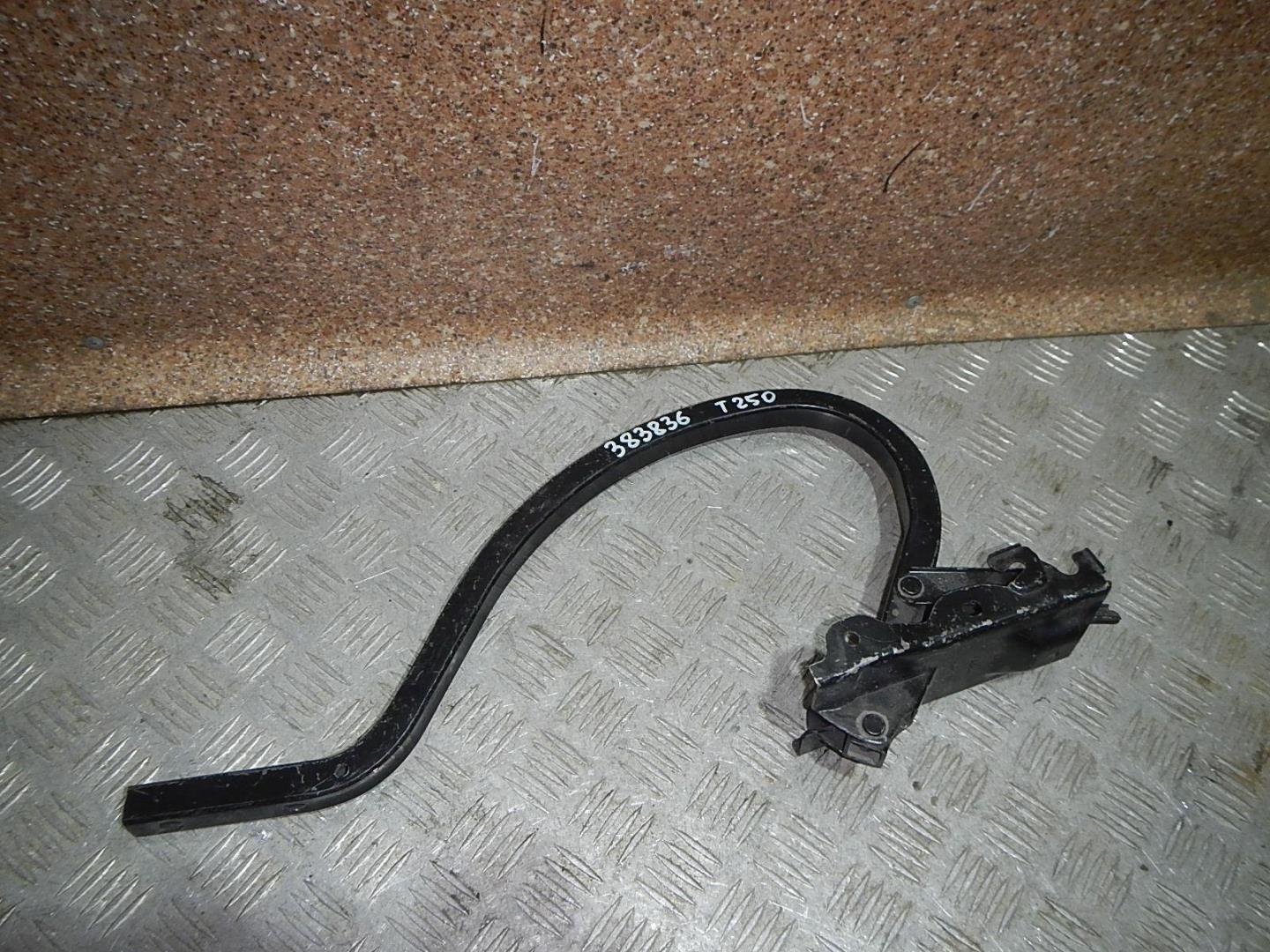 Петля крышки багажника