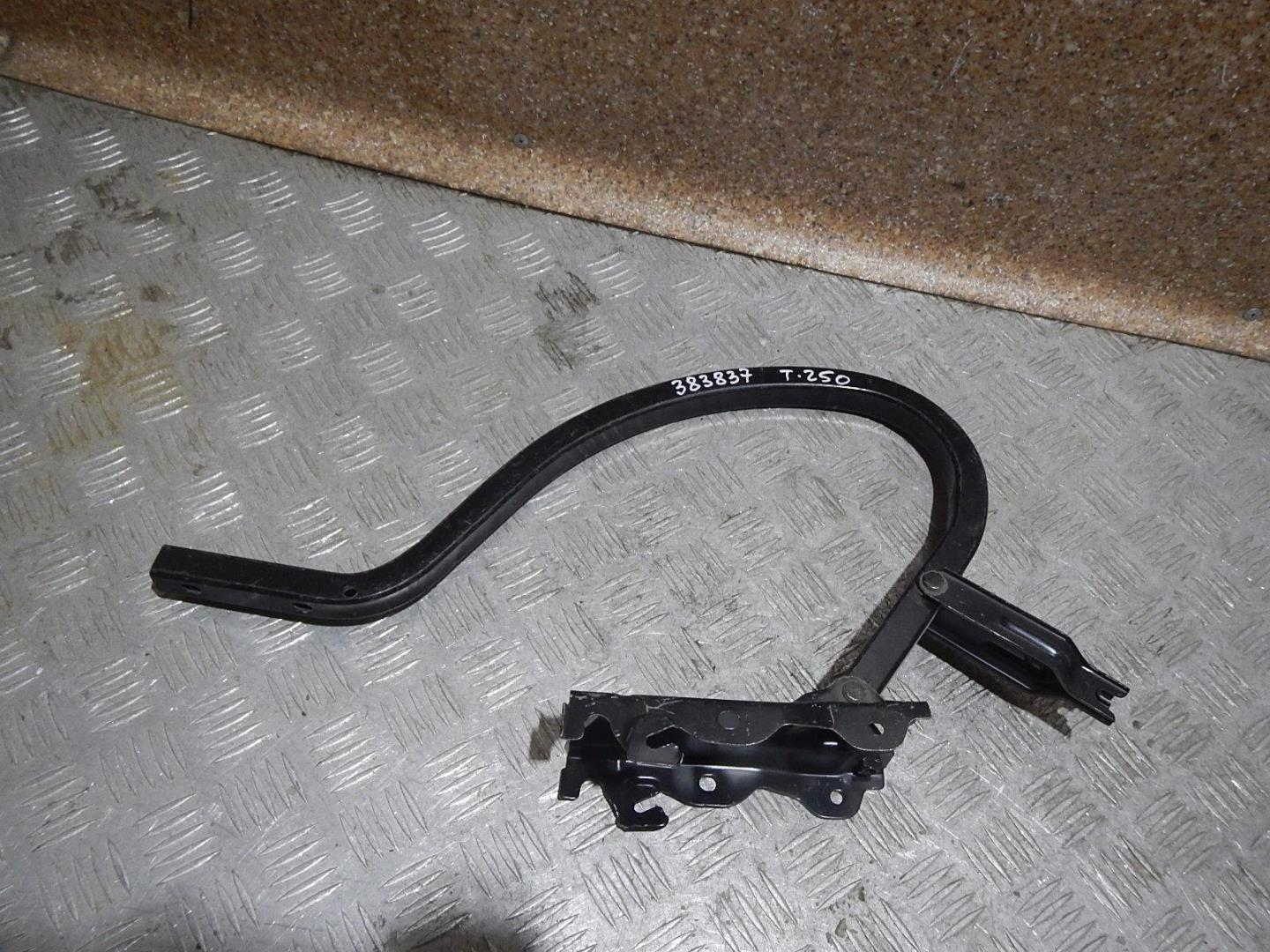 Петля крышки багажника