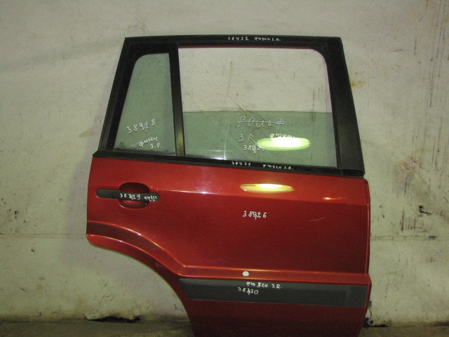 Стекло двери задней правой (форточка)