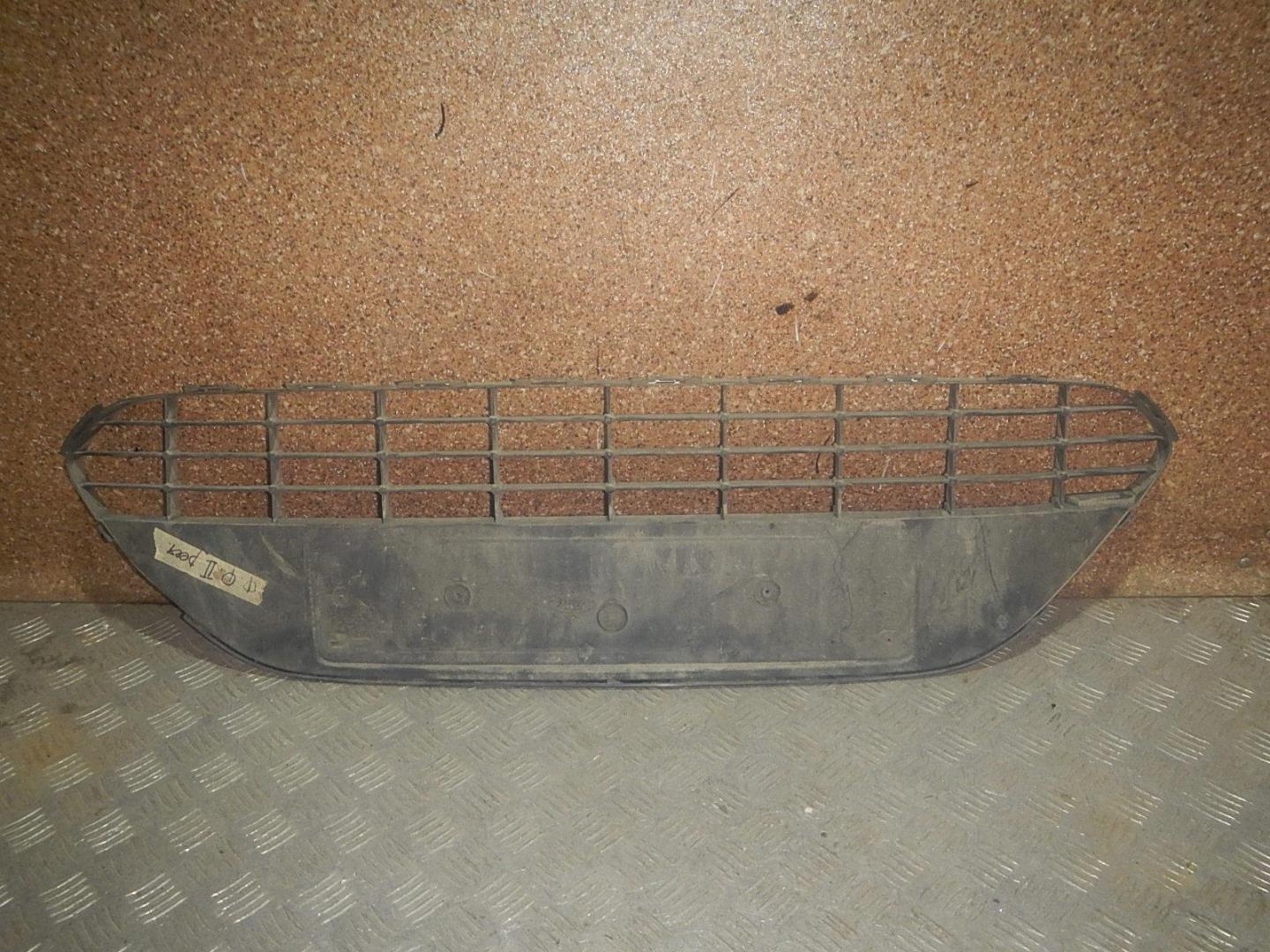 Решетка в бампер центральная