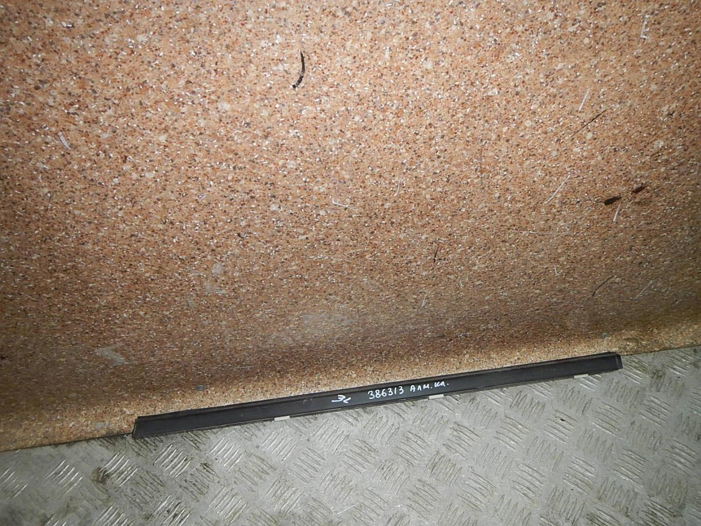 Накладка стекла заднего левого