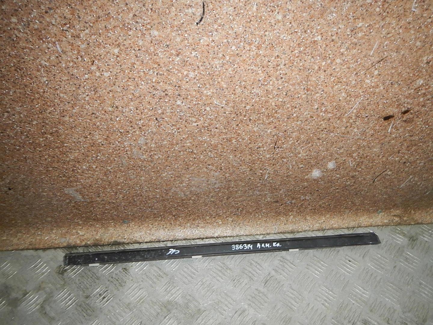 Накладка стекла заднего правого