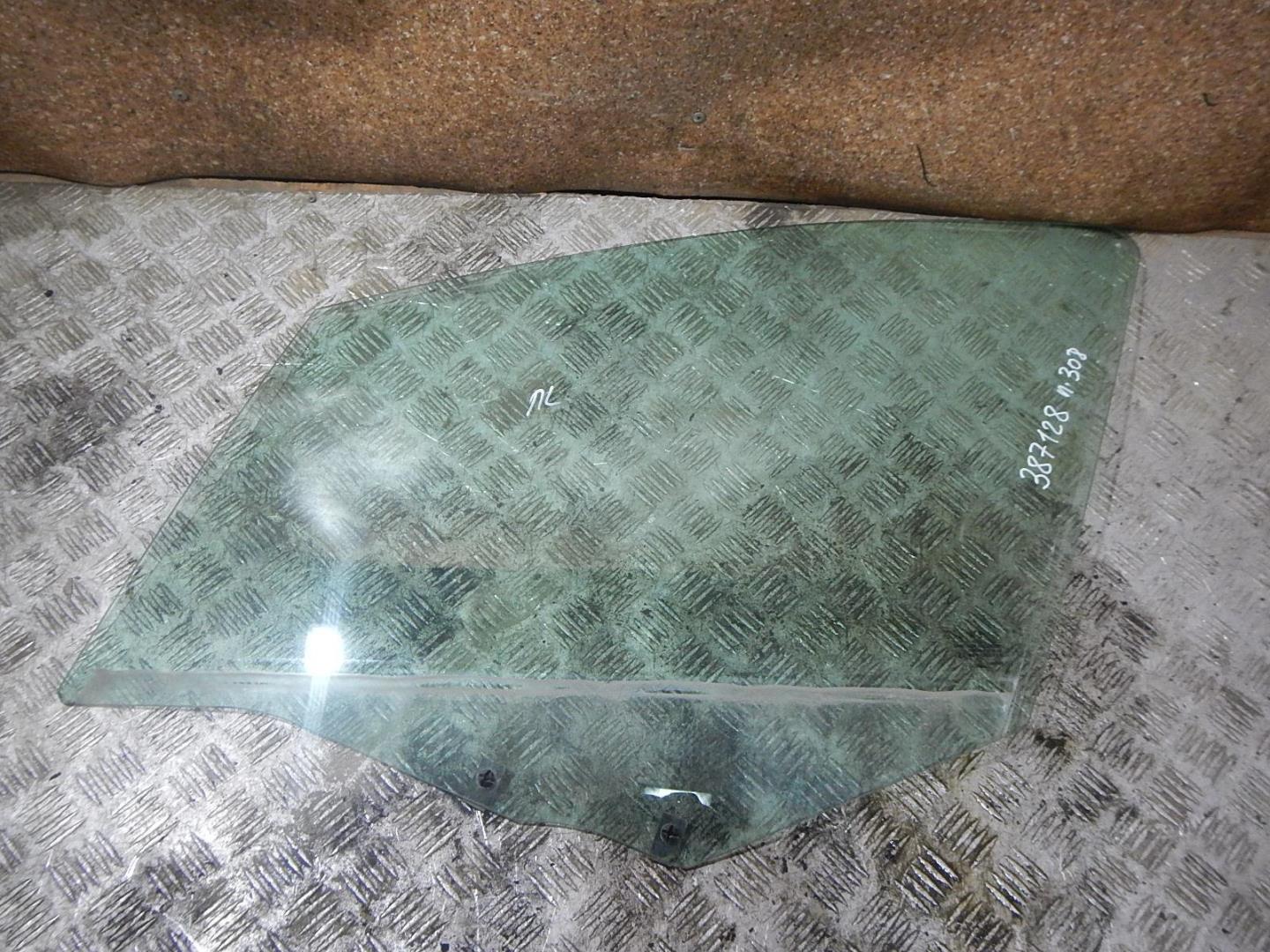 Стекло двери передней левой