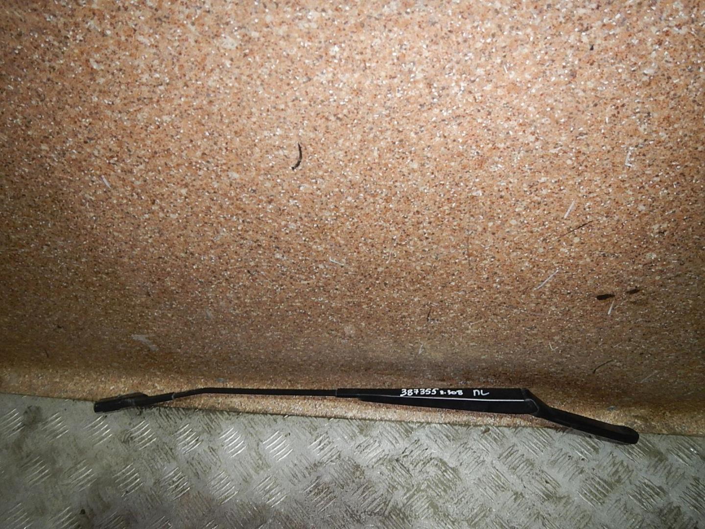 Поводок стеклоочистителя передний левый