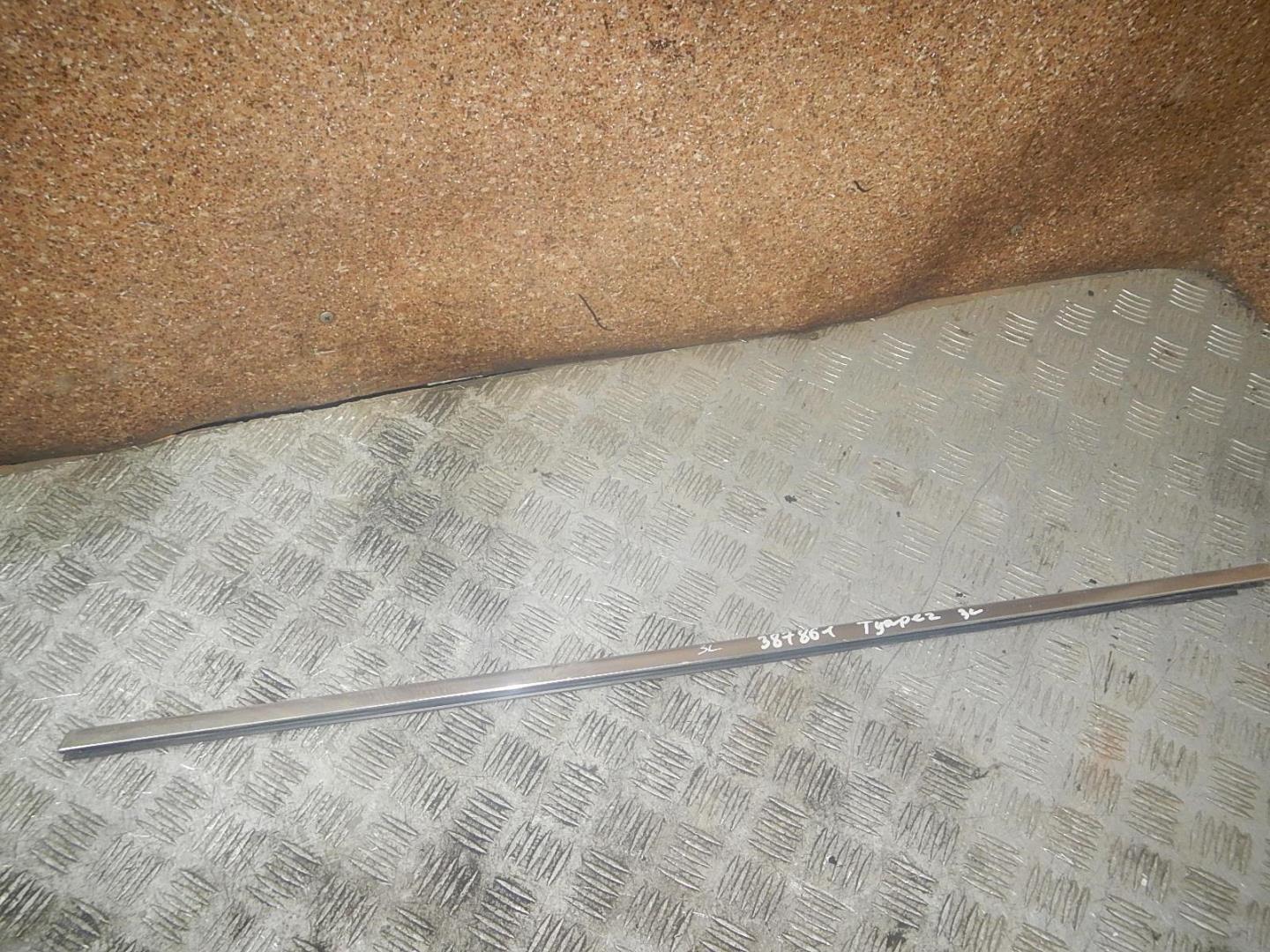 Накладка стекла заднего левого