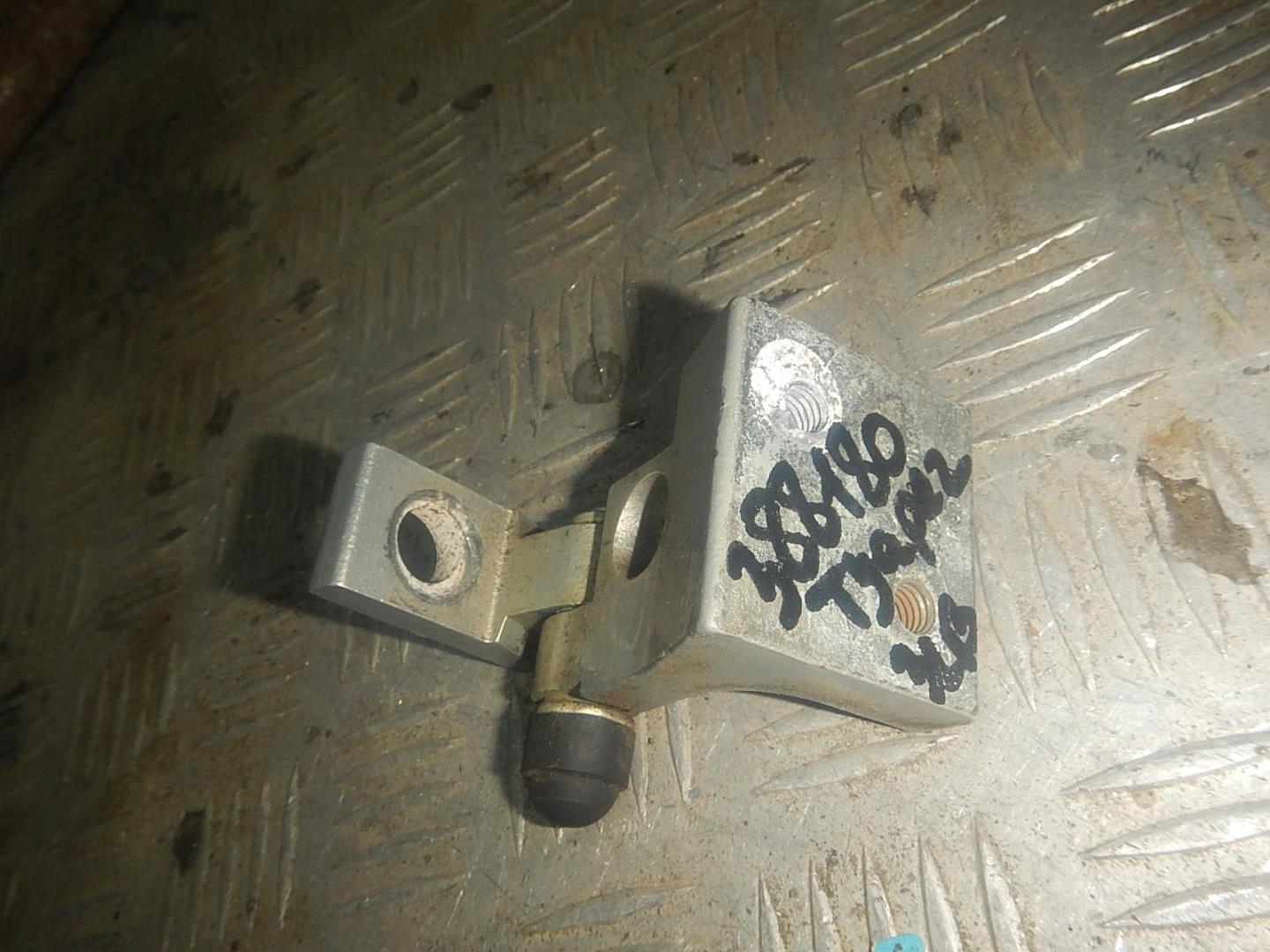 Петля двери задней левой верхняя