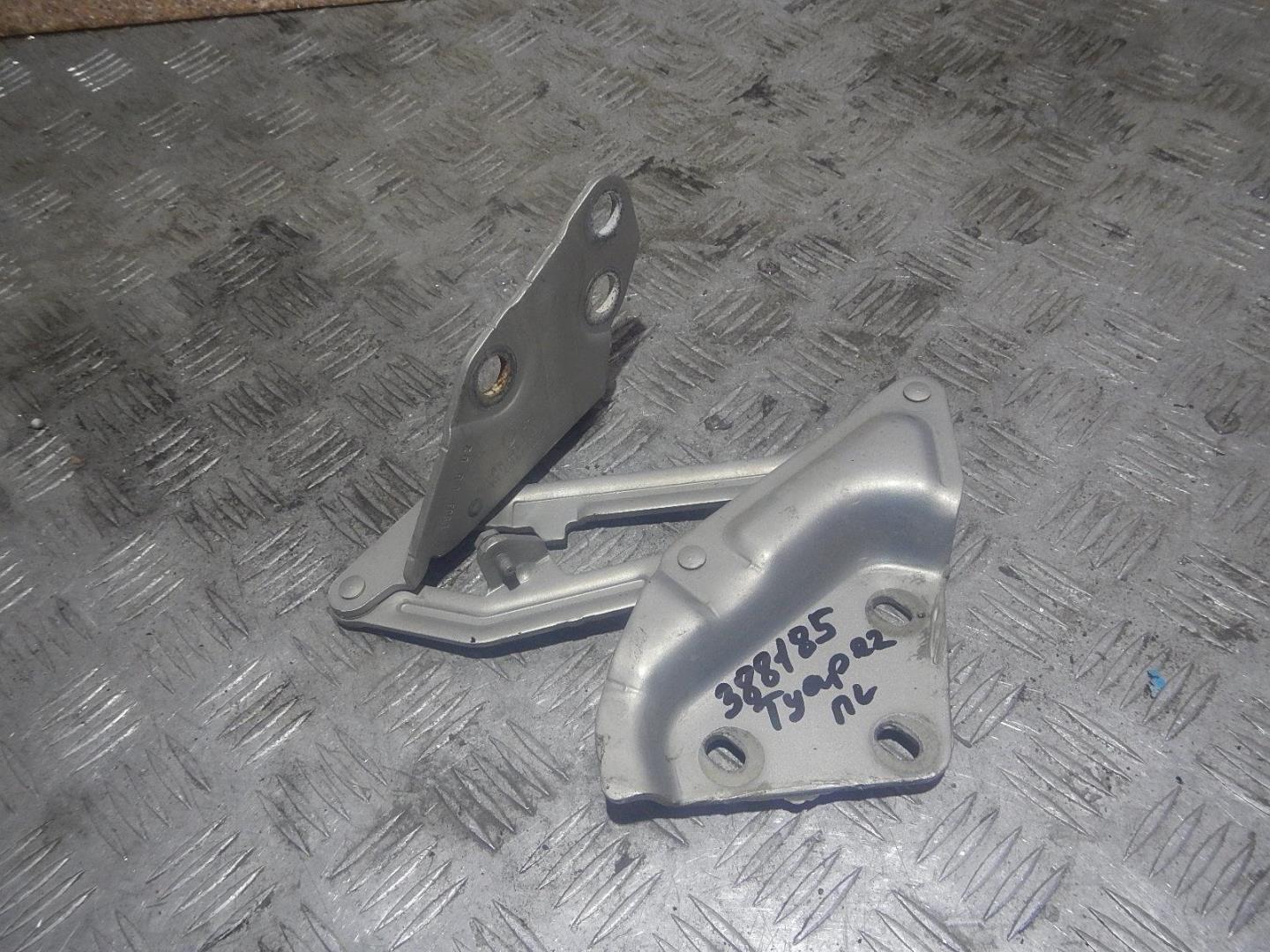 Петля капота левая