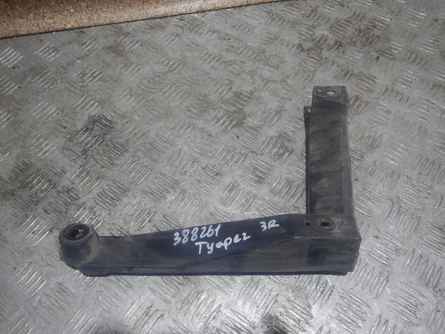 Кронштейн заднего бампера правый