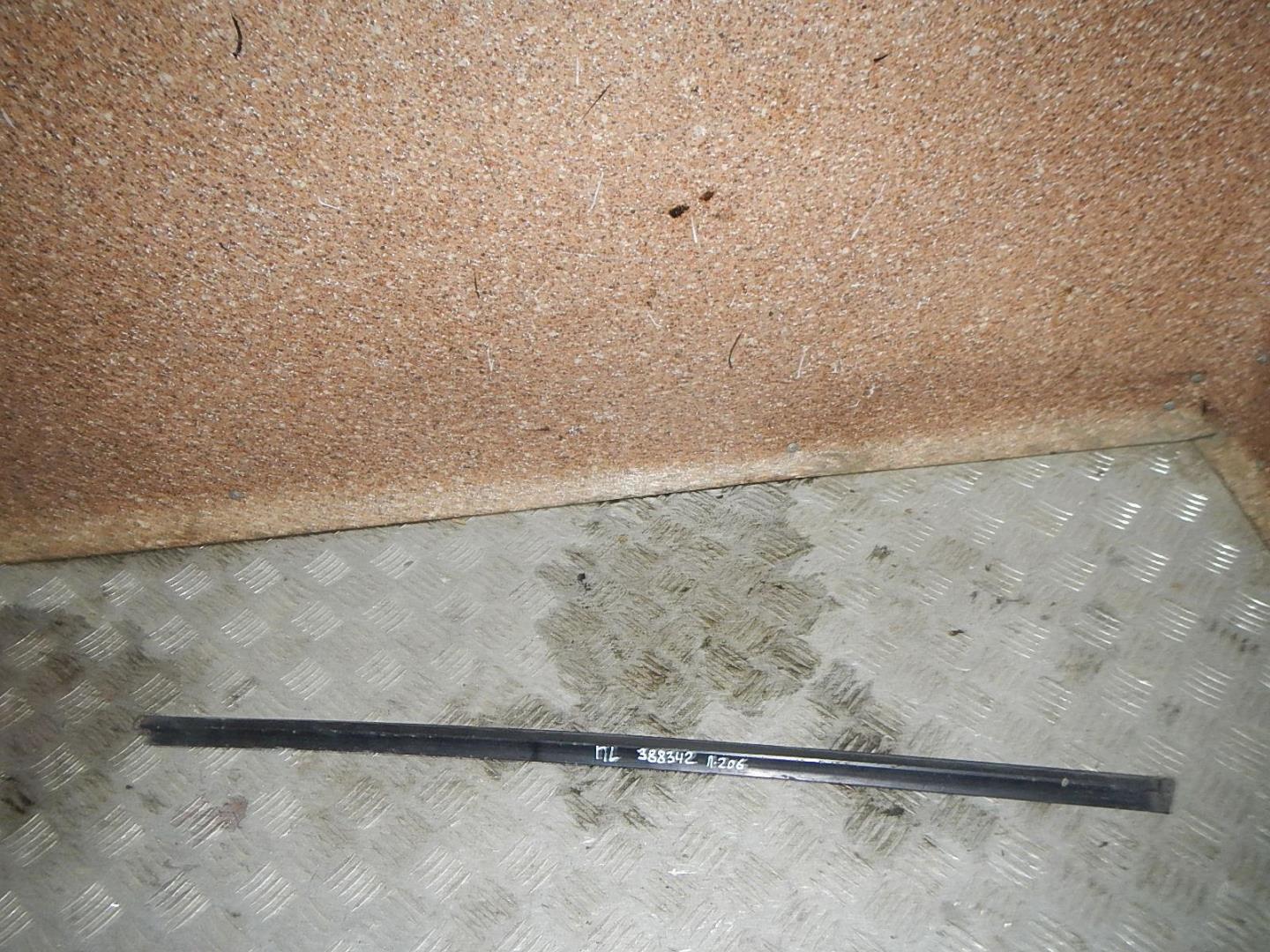 Накладка лобового стекла левая