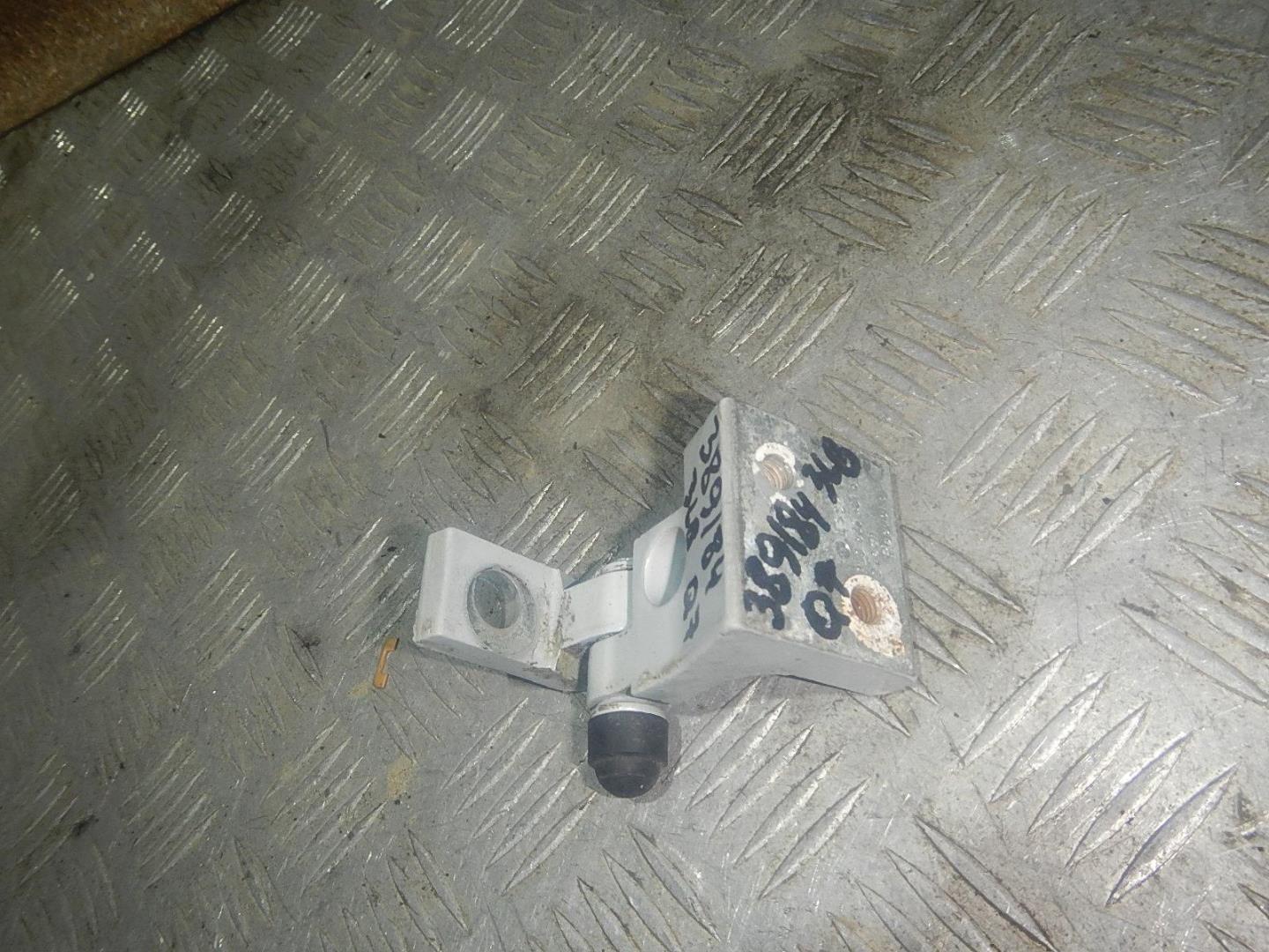 Петля двери задней левой верхняя