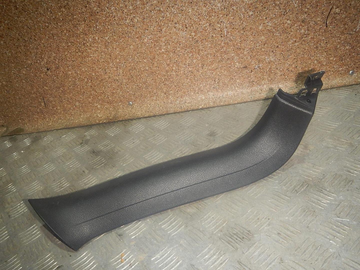 Обшивка двери багажника