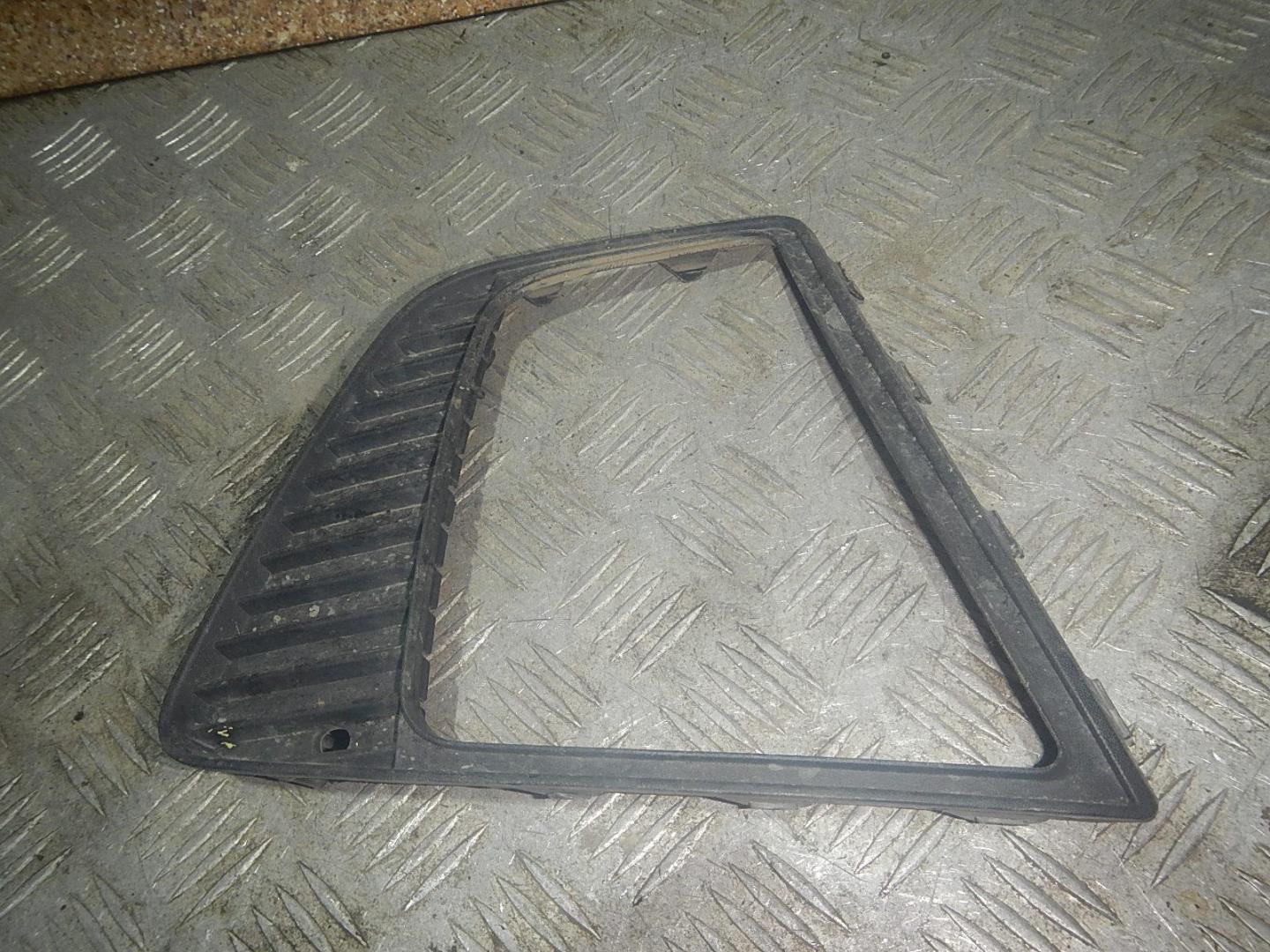 Рамка противотуманной фары правой