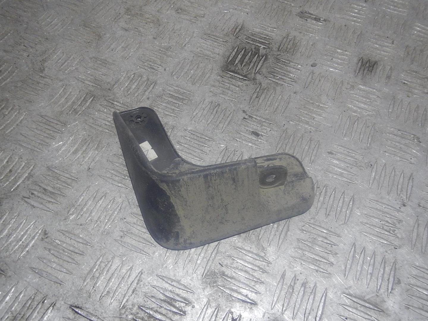 Брызговик задний левый