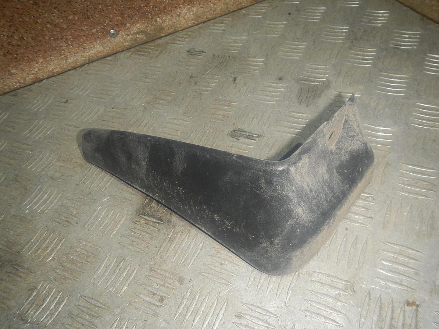 Брызговик задний левый