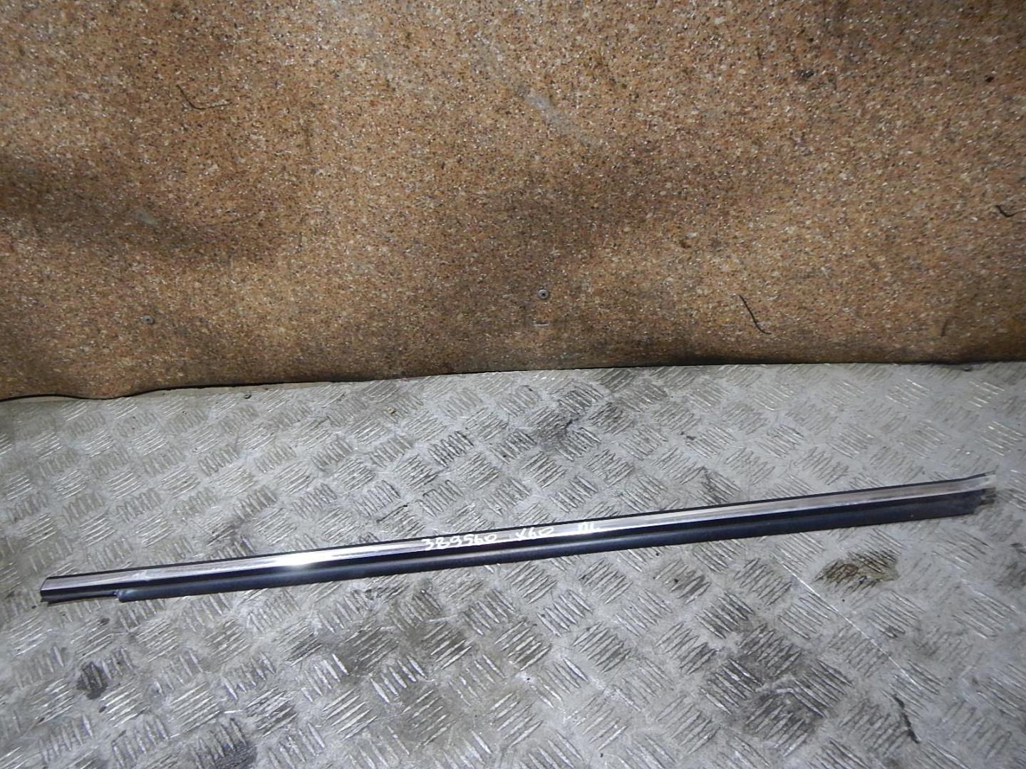 Накладка лобового стекла левая