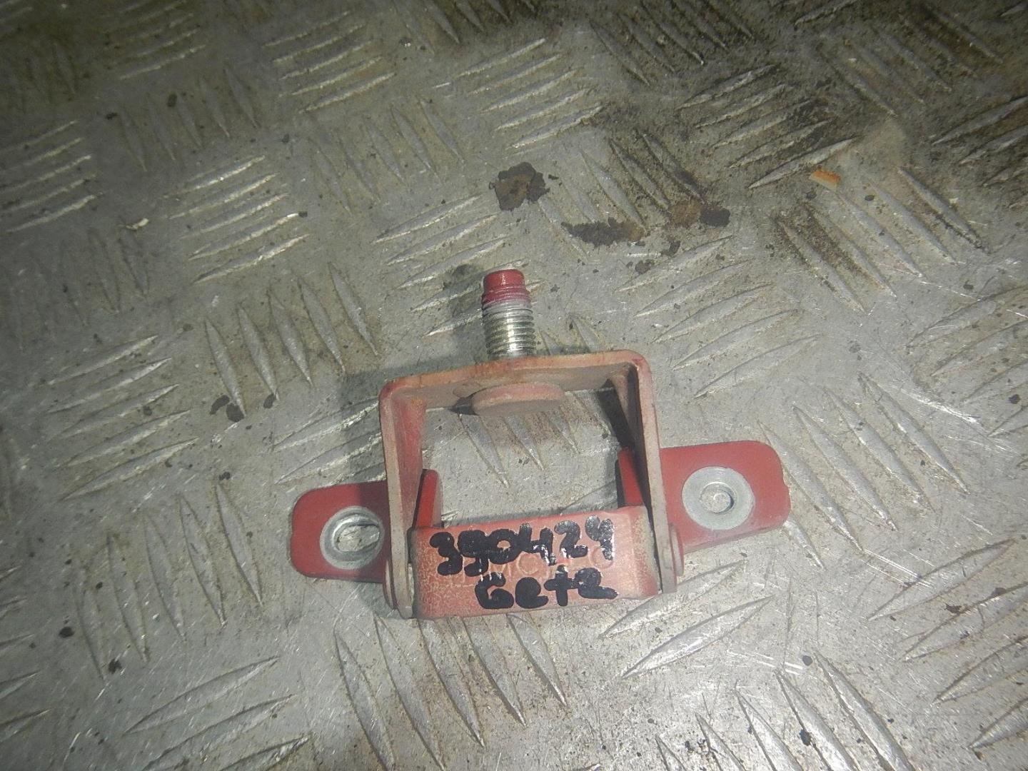 Петля двери багажника