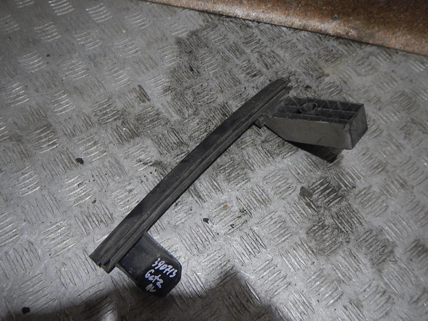 Направляющая стекла двери