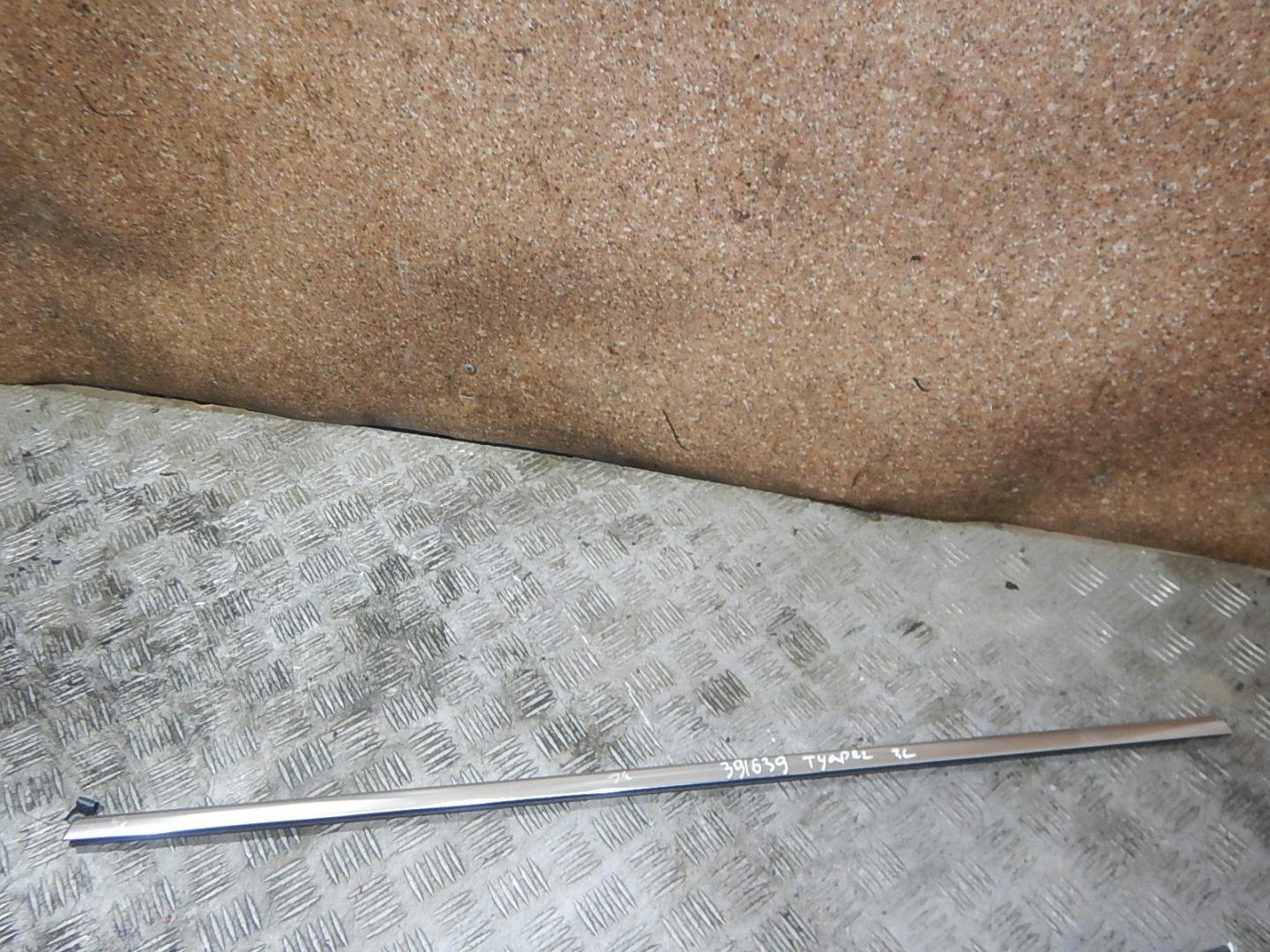 Накладка стекла заднего левого