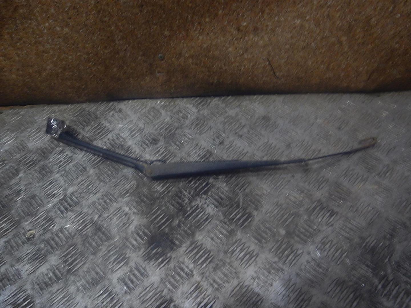 Поводок стеклоочистителя передний правый