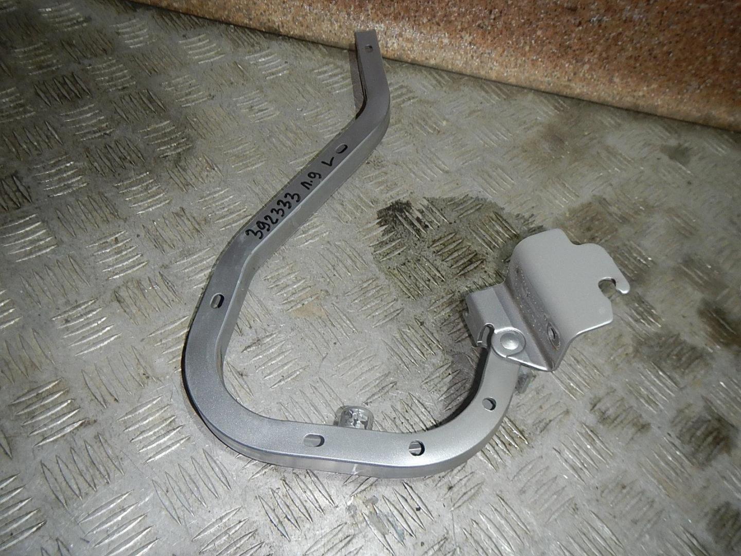 Петля крышки багажника