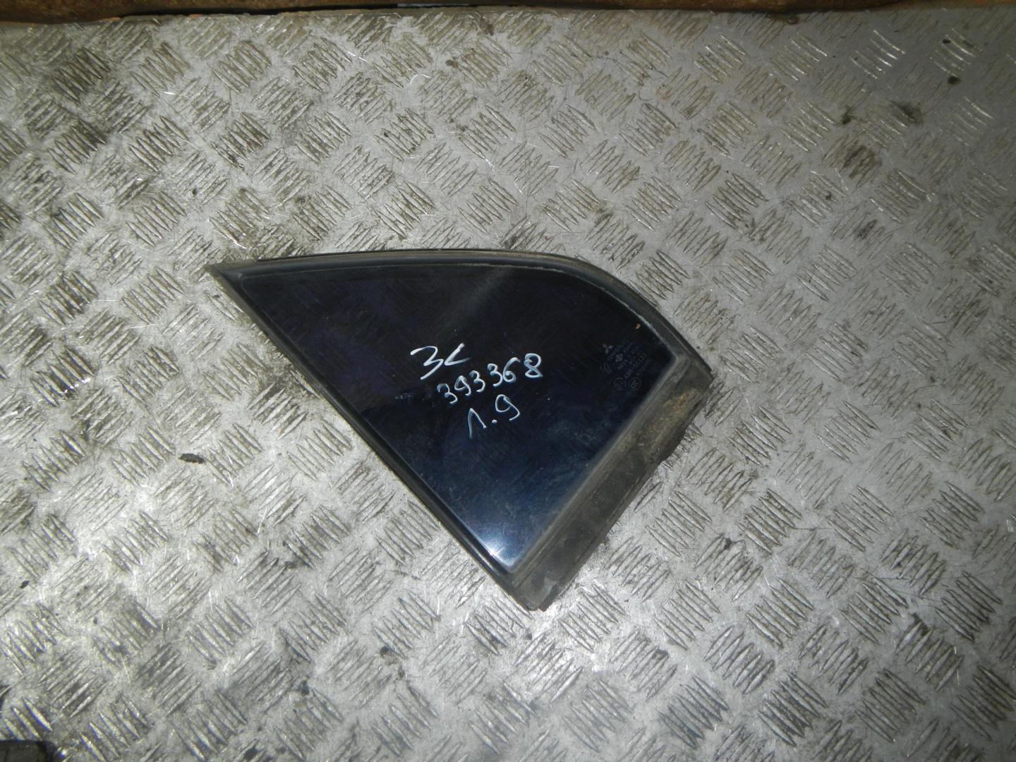 Стекло двери задней левой (форточка)