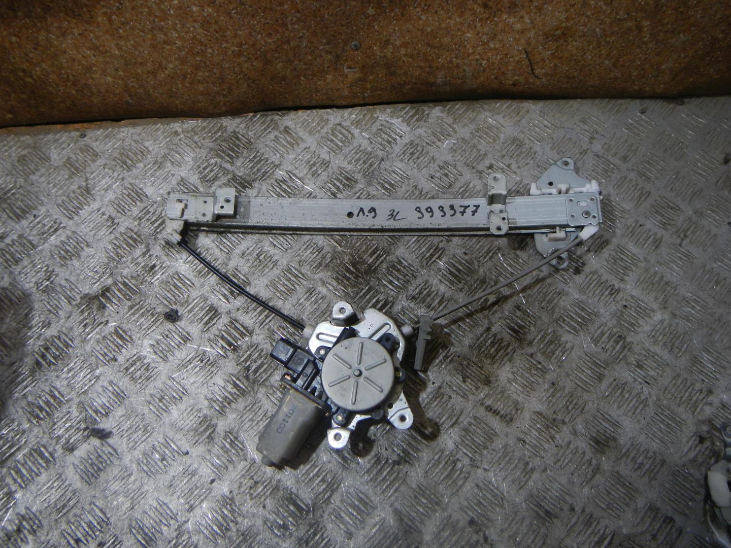 Стеклоподъемник электр. задний левый