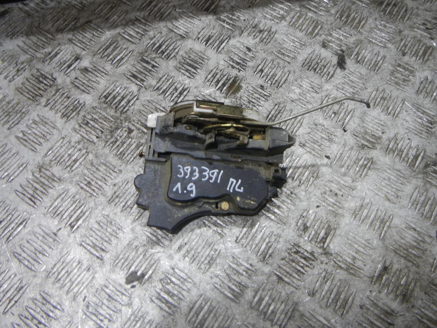 Замок двери передней левой