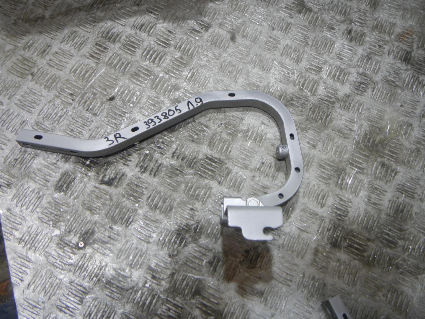 Петля крышки багажника