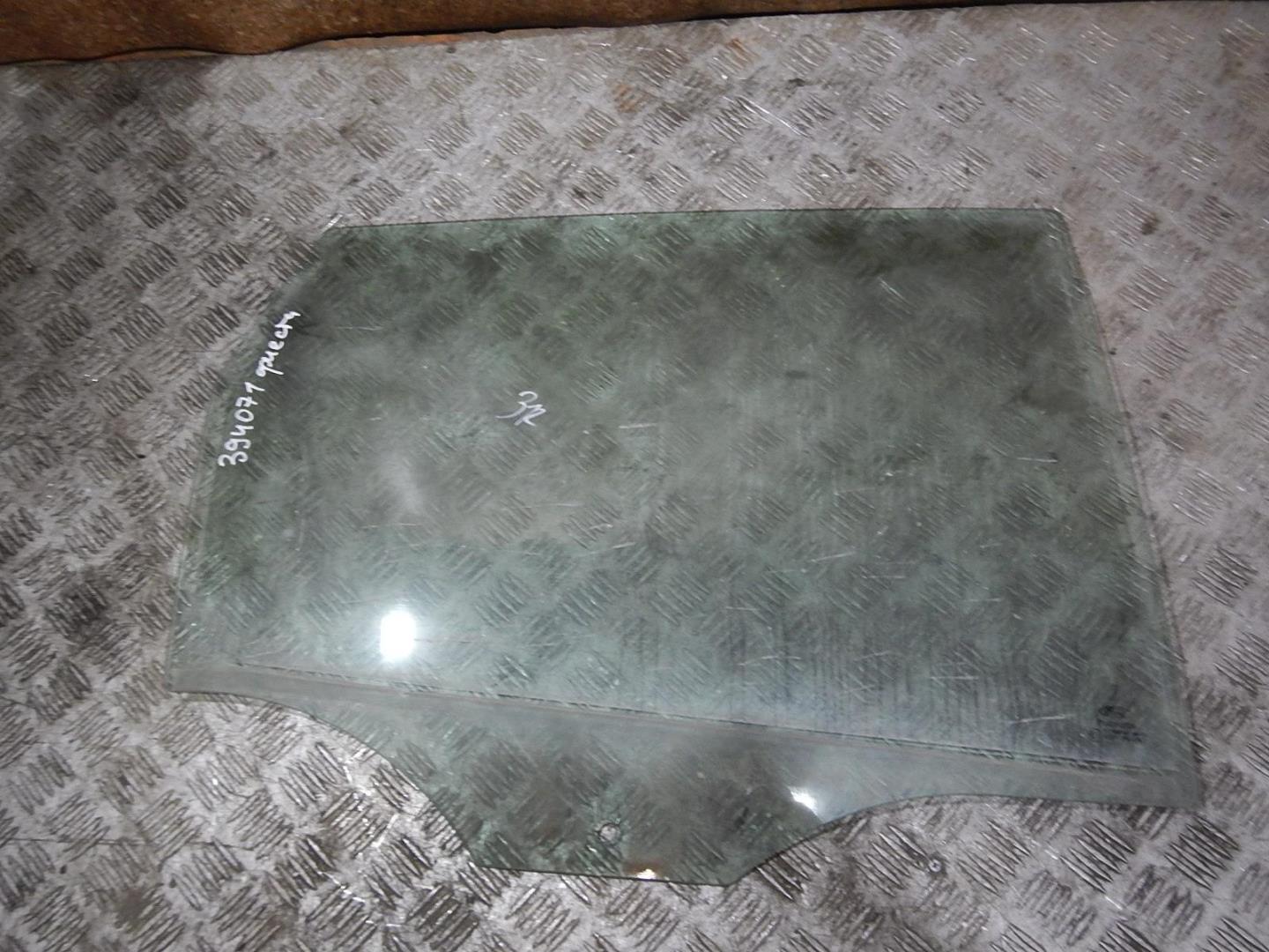 Стекло двери задней правой