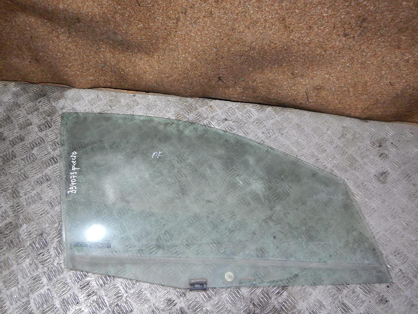 Стекло двери передней правой