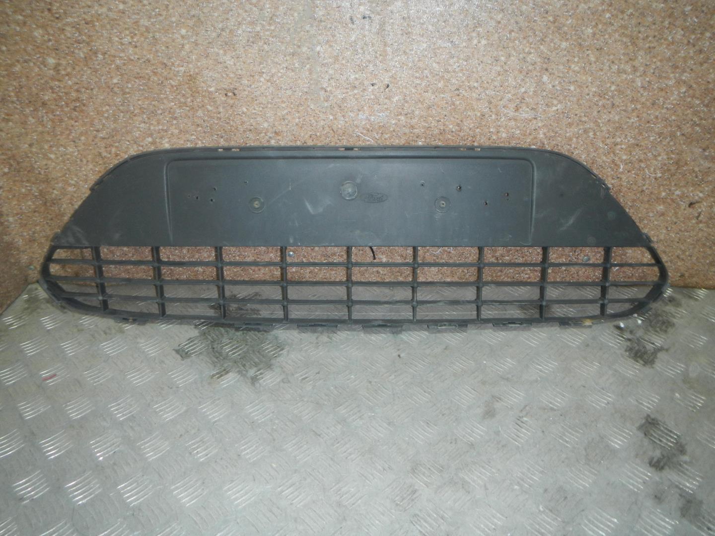 Решетка в бампер центральная