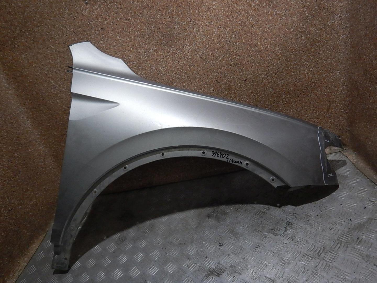 Крыло переднее правое