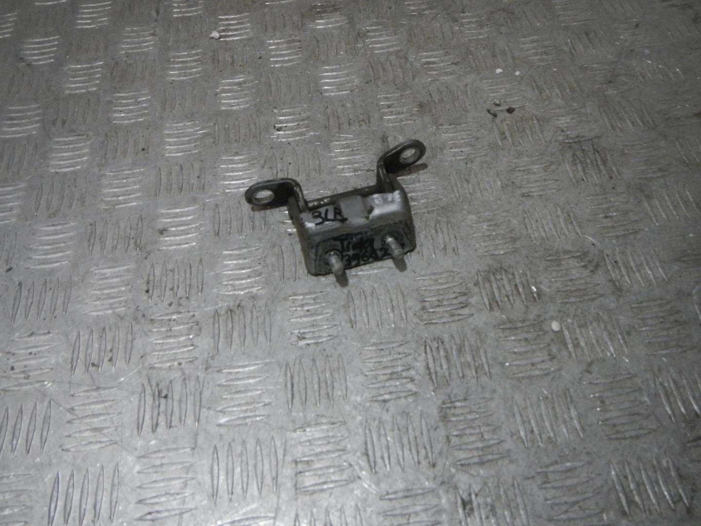 Петля двери задней левой верхняя