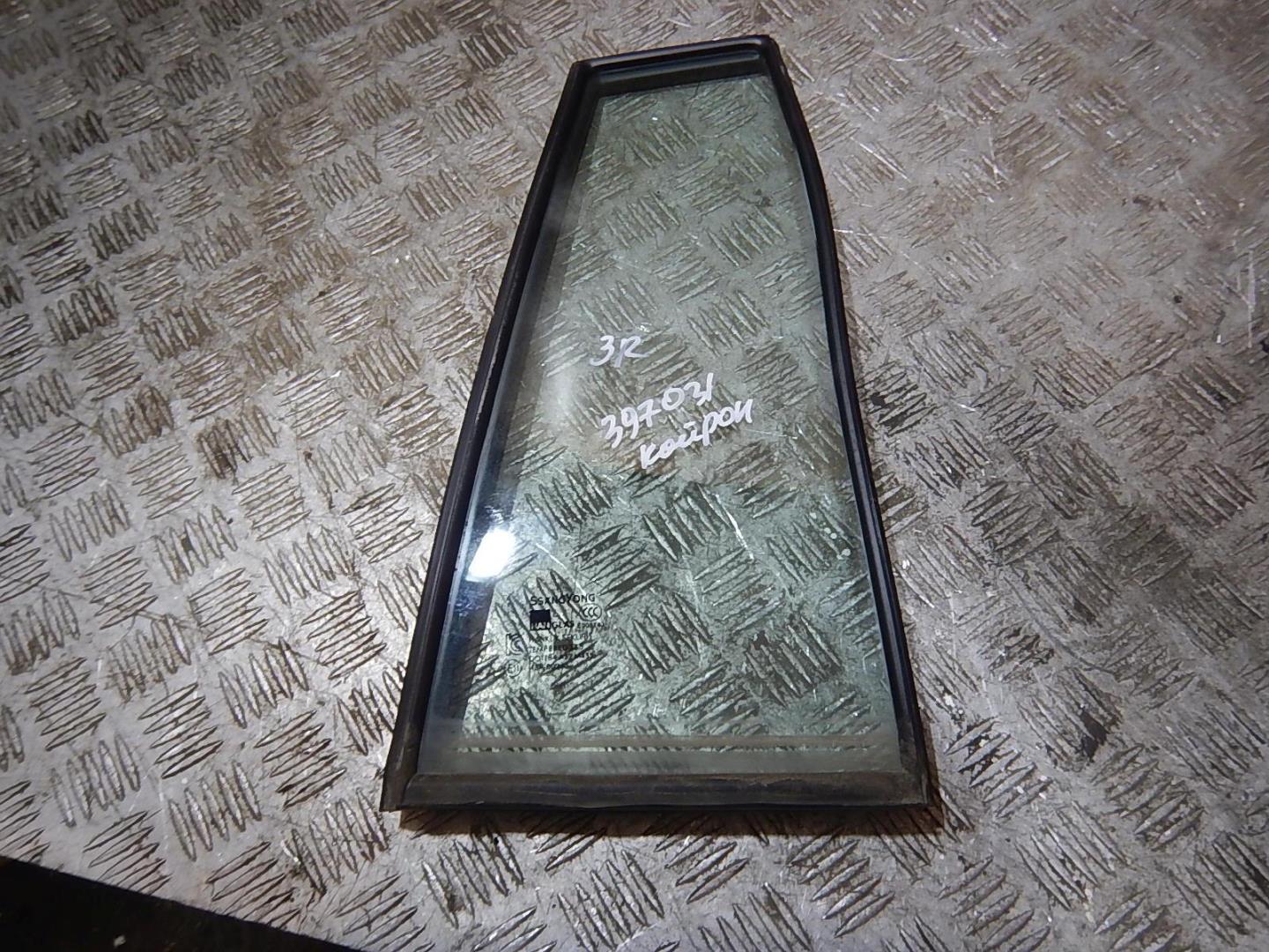 Стекло двери задней правой (форточка)