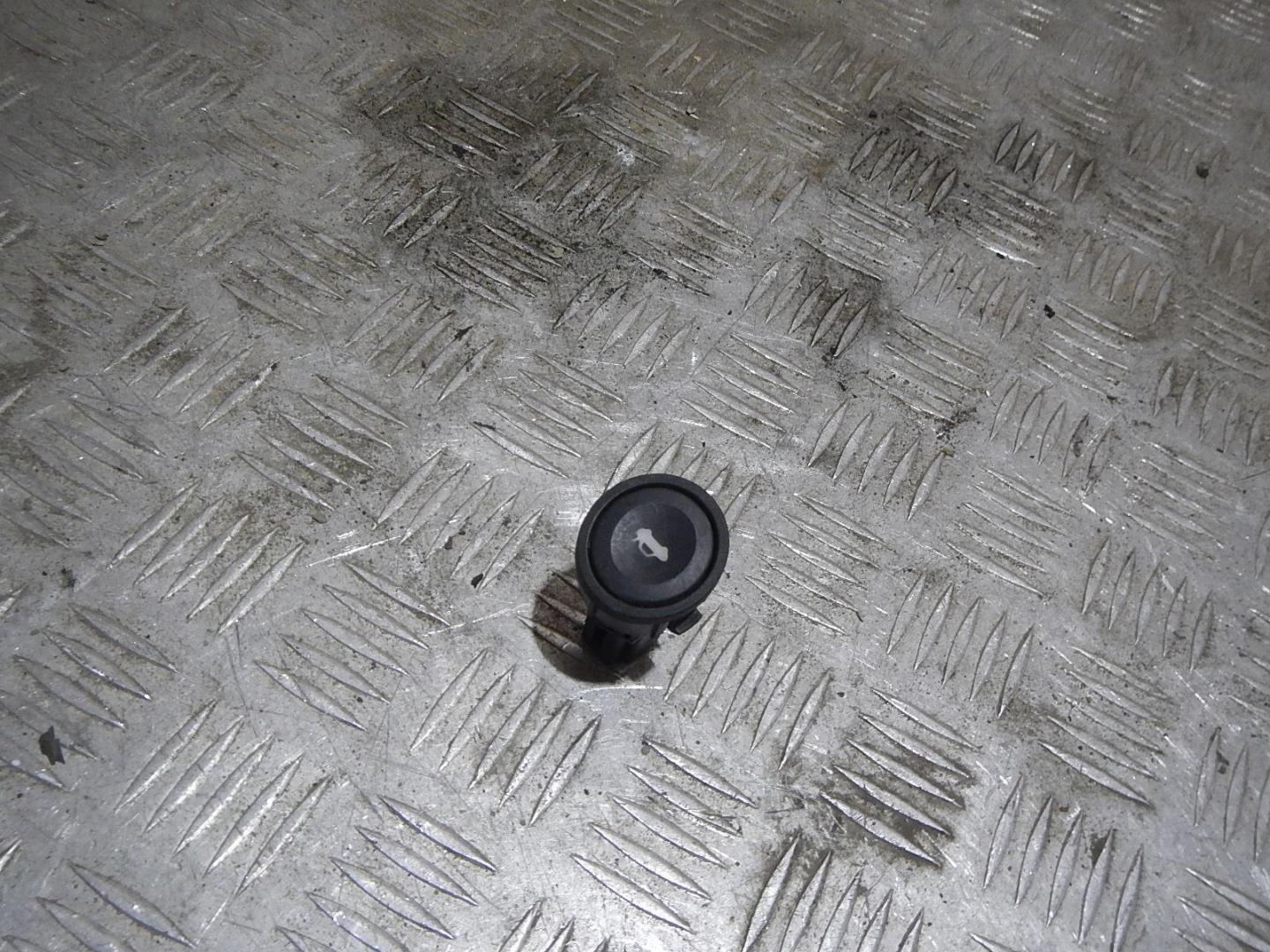 Кнопка открывания багажника